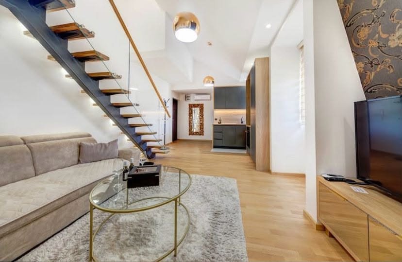 Dnevni boravak i stepenice u dupleks stanu 45 m&sup2; za prodaju na Zabjelu