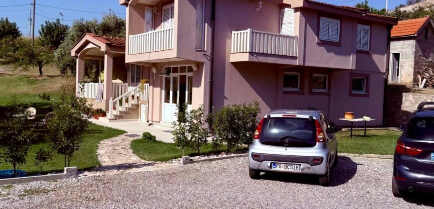Kuća 180 m&sup2; sa imanjem 3.160 m&sup2; na prodaju &ndash; Smokovac, Podgorica
