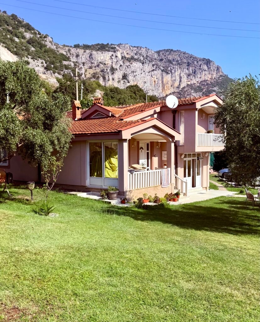 Kuća 180 m&sup2; na prodaju u Smokovcu kod Podgorice na imanju od 3.160 m&sup2;