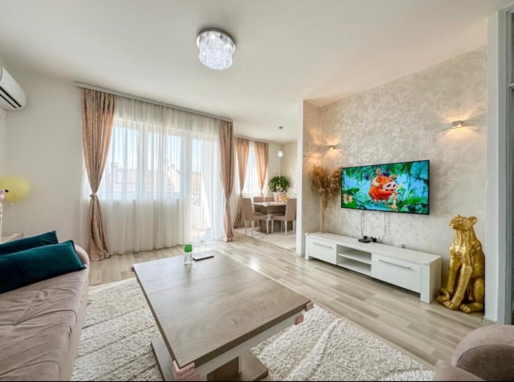 Dnevni boravak u renoviranom stanu 73 m&sup2; za prodaju na Zabjelu