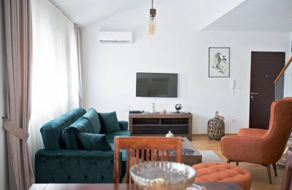 Dnevni boravak dvosobnog duplex stana od 70 m&sup2; za izdavanje u Podgorici