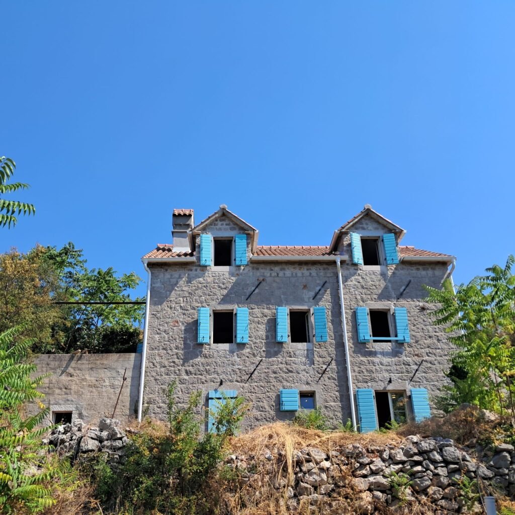 Kamena kuća u Zagori sa plavim &scaron;kurama i kamenim dvori&scaron;tem